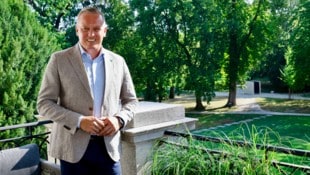 Christian Jauschowetz Der Landeschef entspannt am Burg-Balkon, er hat einige Tage Urlaub hinter sich.
