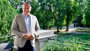 Der Landeschef entspannt am Burg-Balkon, er hat einige Tage Urlaub hinter sich.