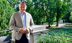 Der Landeschef entspannt am Burg-Balkon, er hat einige Tage Urlaub hinter sich.