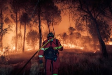 Einsatzkräfte beim Kampf gegen einen Waldbrand im Juli nahe Navas del Rey, rund 55 Kilometer ...