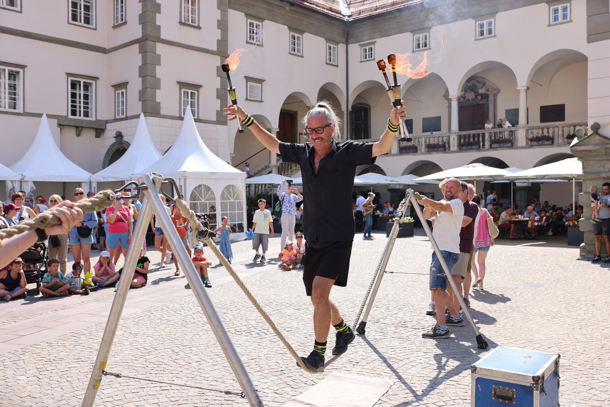 Balance, Feuer, akrobatische Kunst!