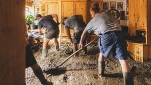 Schlamm und Geröll, gefühlt überall! Das Haus von Martin Eberl und seiner Familie wurde stark ...