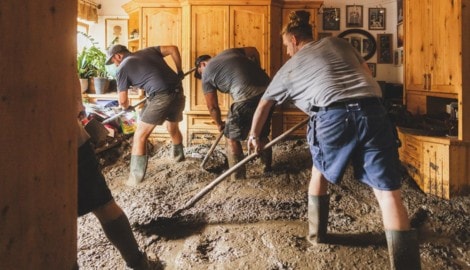 Schlamm und Geröll, gefühlt überall! Das Haus von Martin Eberl und seiner Familie wurde stark ...