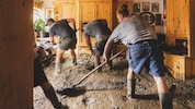 Schlamm und Geröll, gefühlt überall! Das Haus von Martin Eberl und seiner Familie wurde stark ...