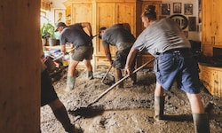 Schlamm und Geröll, gefühlt überall! Das Haus von Martin Eberl und seiner Familie wurde stark ...