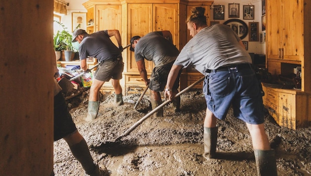 Schlamm und Geröll, gefühlt überall! Das Haus von Martin Eberl und seiner Familie wurde stark ...