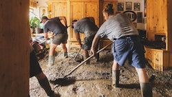 Schlamm und Geröll, gefühlt überall! Das Haus von Martin Eberl und seiner Familie wurde stark ...