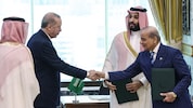 Der türkische Präsident Recep Tayyip Erdoğan (links) schüttelt dem pakistanischen Regierungschef ...