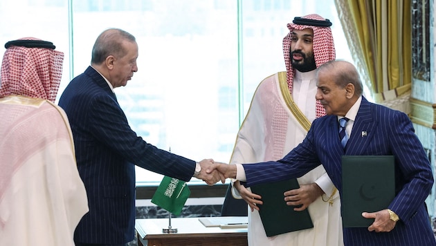 Der türkische Präsident Recep Tayyip Erdoğan (links) schüttelt dem pakistanischen Regierungschef ...