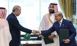 Der türkische Präsident Recep Tayyip Erdoğan (links) schüttelt dem pakistanischen Regierungschef ...