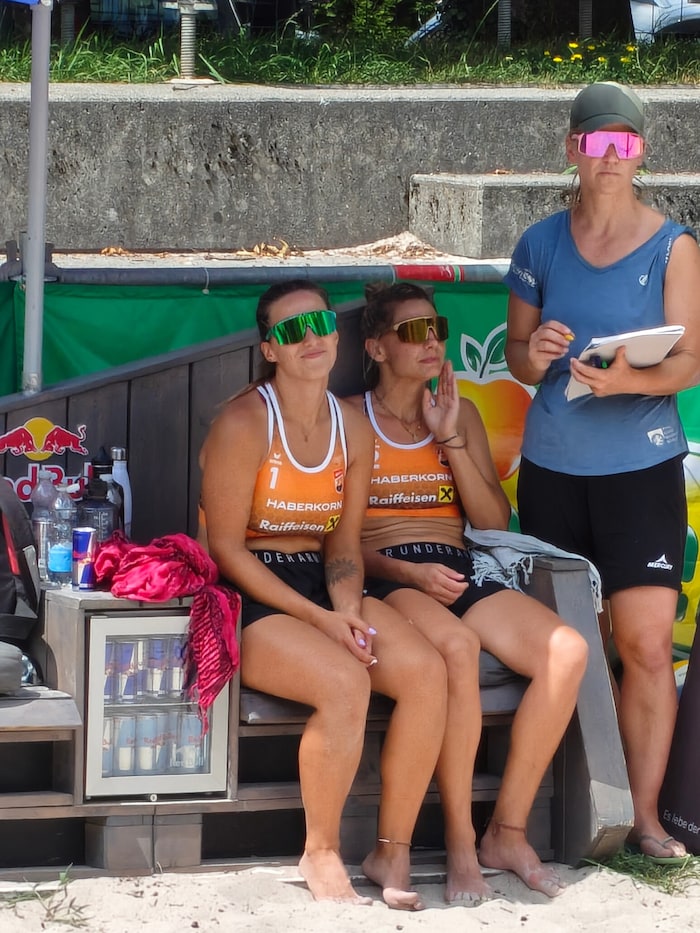 Auch Adrianna Grzybek (l.) und Jiulia Fussenegger sind in Wolfurt weiterhin im Rennen.