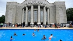 Vor der Volksbühne in Berlin steht aktuell ein Schwimmbecken.
