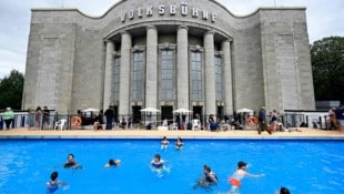Vor der Volksbühne in Berlin steht aktuell ein Schwimmbecken.
