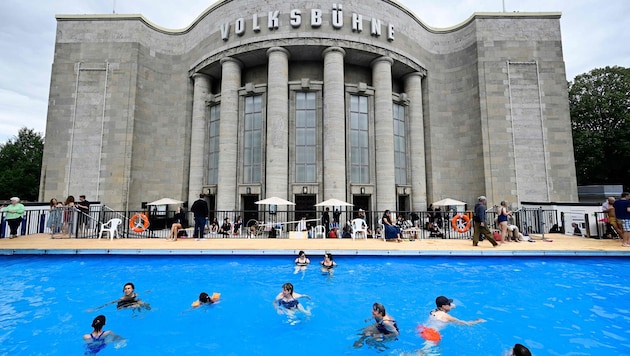 Vor der Volksbühne in Berlin steht aktuell ein Schwimmbecken.