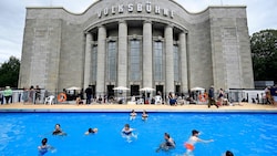 Vor der Volksbühne in Berlin steht aktuell ein Schwimmbecken.