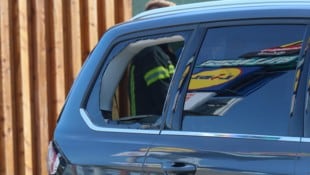 Die Feuerwehr schlug ein Seitenfenster ein, holte das Kind raus.