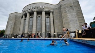 Der Wirbel um das „Volksbad“ vor der Berliner Volksbühne findet kein Ende.