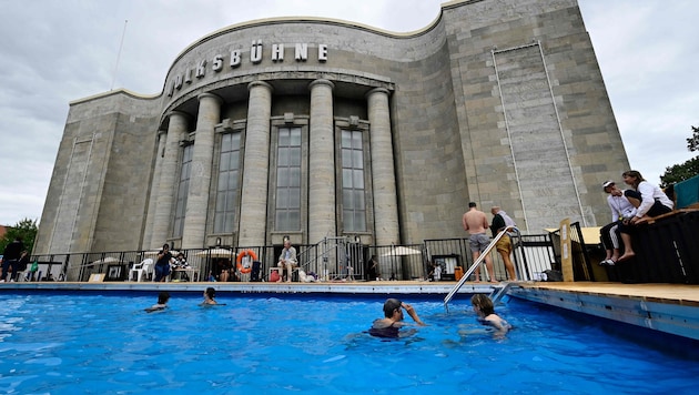 Der Wirbel um das „Volksbad“ vor der Berliner Volksbühne findet kein Ende.