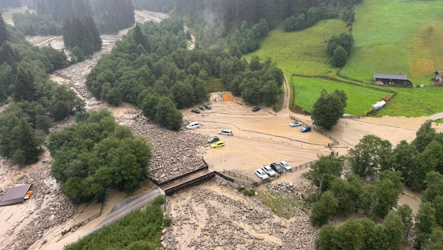 Eine Mure verwüstete am Abend den Parkplatz im Bereich der „Touristenrast“ im Valser Tal.