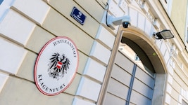 Die Bluttat in der Justizanstalt Klagenfurt wirft viele Fragen auf. Dazu gibt es nun eine neue ...