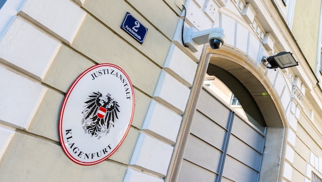 Die Bluttat in der Justizanstalt Klagenfurt wirft viele Fragen auf. Dazu gibt es nun eine neue ...