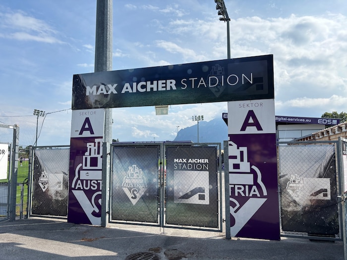 Eine Aufnahme vom Freitagnachmittag: Noch erinnerte der Eingang beim Stadion an Max Aicher.