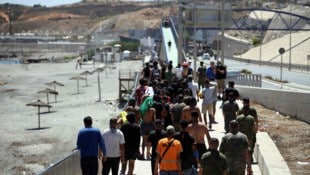 Zehntausende der Migranten, die nach Ceuta gekommen sind, sind schon wieder nach Marokko ...
