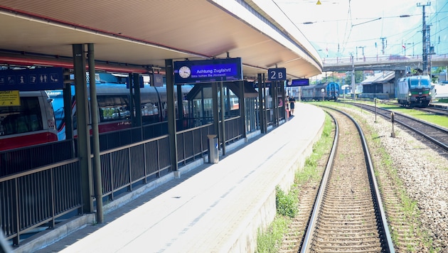 Die Täter verfolgten die Frauen vom Bahnhof auf die Bahnhofstraße.