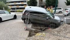 Die Lenkerin „parkte“ ihr Auto in einer Baugrube.