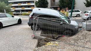 Die Lenkerin „parkte“ ihr Auto in einer Baugrube.