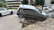 Die Lenkerin „parkte“ ihr Auto in einer Baugrube.