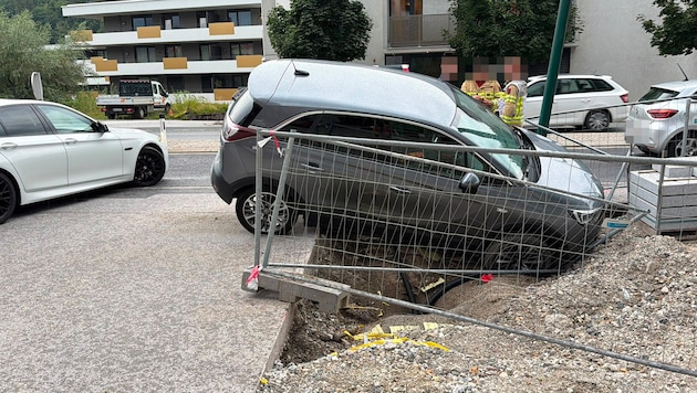 Die Lenkerin „parkte“ ihr Auto in einer Baugrube.