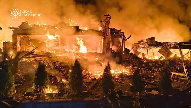 Die russischen Angriffe setzten Gebäude im Gebiet Kiew lichterloh in Brand.