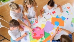 Für Kinder mit erhöhtem Betreuungsbedarf gibt es inklusive Gruppen oder Kleingruppen – oft aber ...