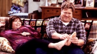 Roseanne Barr und John Goodman spielten sich als Roseanne und Dan Conner in der ...