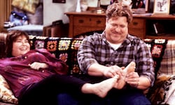 Roseanne Barr und John Goodman spielten sich als Roseanne und Dan Conner in der ...