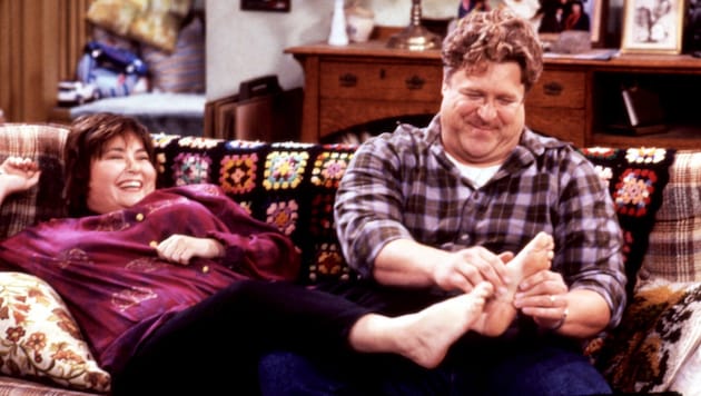 Roseanne Barr und John Goodman spielten sich als Roseanne und Dan Conner in der Sitcom ...