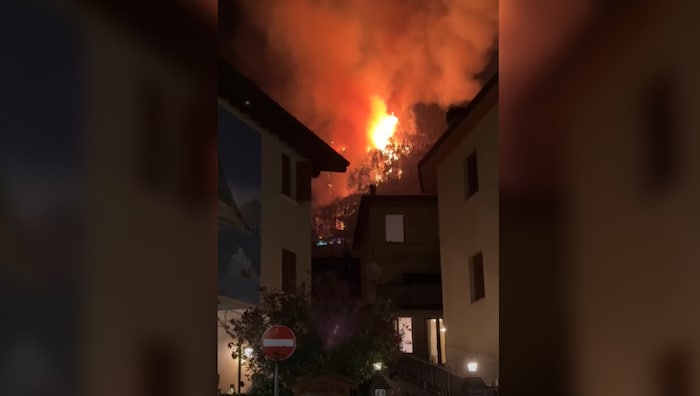 Der Waldbrand brach am Freitagabend in der Gemeinde Tignale am Gardasee aus.