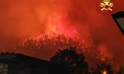 Am Freitagabend loderte ein gewaltiger Waldbrand am Gardasee.