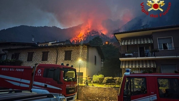 Seit dem späten Freitagabend ist die Feuerwehr im Einsatz.