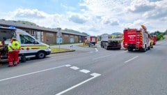 Einsatzkräfte am Unfallort nach dem tragischen Verkehrsunfall.