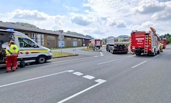 Einsatzkräfte am Unfallort nach dem tragischen Verkehrsunfall.