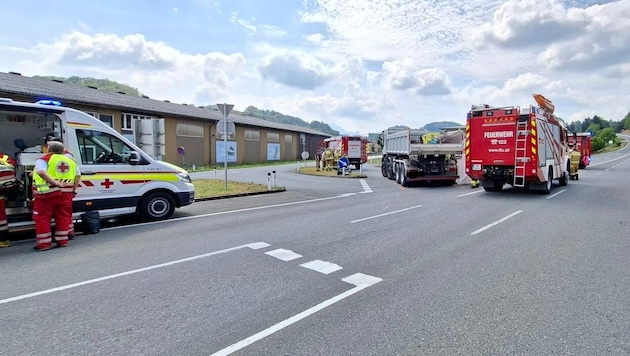Einsatzkräfte am Unfallort nach dem tragischen Verkehrsunfall.