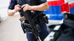 Mehrere Polizeikräfte des Stadtpolizeikommandos Fünfhaus und der Bereitschaftseinheit suchten ...