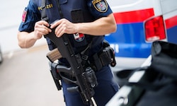 Mehrere Polizeikräfte des Stadtpolizeikommandos Fünfhaus und der Bereitschaftseinheit suchten ...
