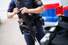 Mehrere Polizeikräfte des Stadtpolizeikommandos Fünfhaus und der Bereitschaftseinheit suchten ...
