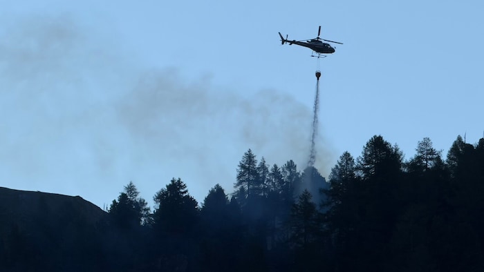 Am zweiten Brandort wird aus der Luft gelöscht.
