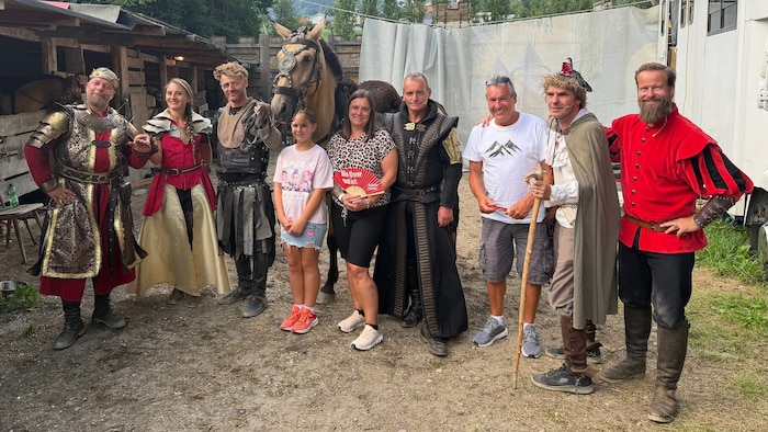 Ein gemeinsames Gruppenfoto der „Krone“-Gewinner mit einigen Reitern und Schauspielern des ...