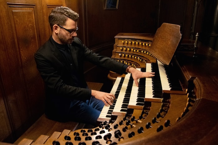 Organist mit ganzem Herzen: Frisée an seinem Instrument