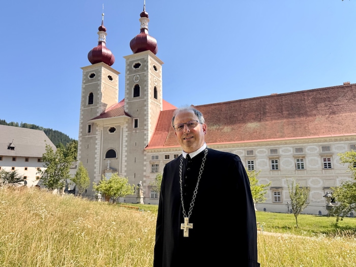 Abt Alfred Eichmann vor dem Kloster.